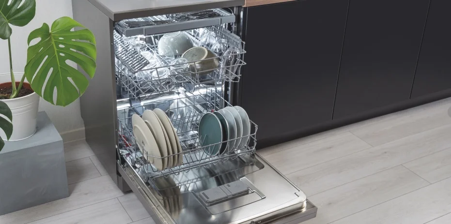 ماشین ظرفشویی هایسنس 15 نفره 2023 مدل HS623E90G